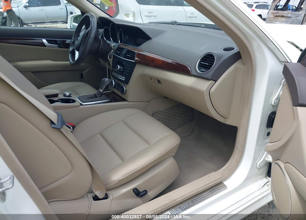2014 MERCEDES-BENZ C 250 LUXURY/SPORT VIN: WDDGF4HB0EA955897