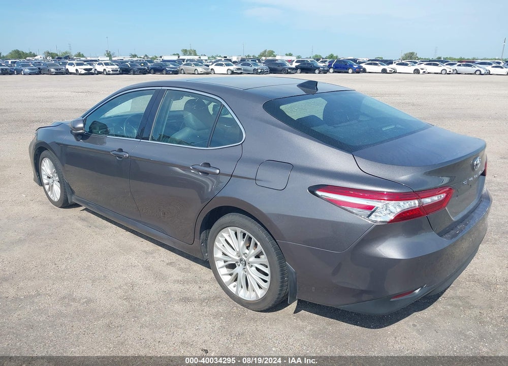 2018 TOYOTA CAMRY XLE VIN: 4T1B11HK5JU041604