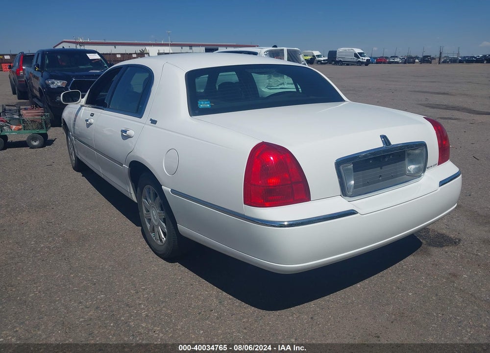 2009 LINCOLN TOWN CAR SIGNATURE LIMITED VIN: 2LNHM82V09X629055