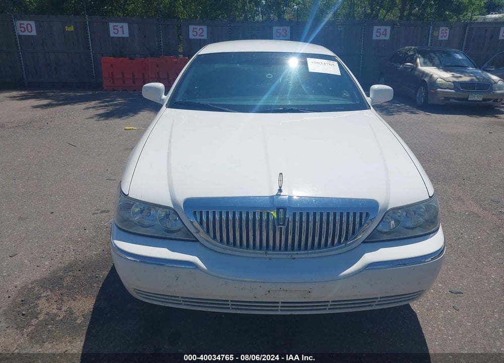 2009 LINCOLN TOWN CAR SIGNATURE LIMITED VIN: 2LNHM82V09X629055