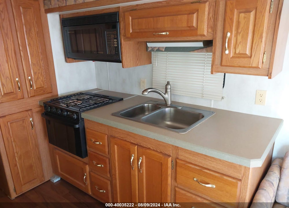 2000 HOLIDAY RAMBLER VACTIONER VIN: 3FCNF53S6YJA10394
