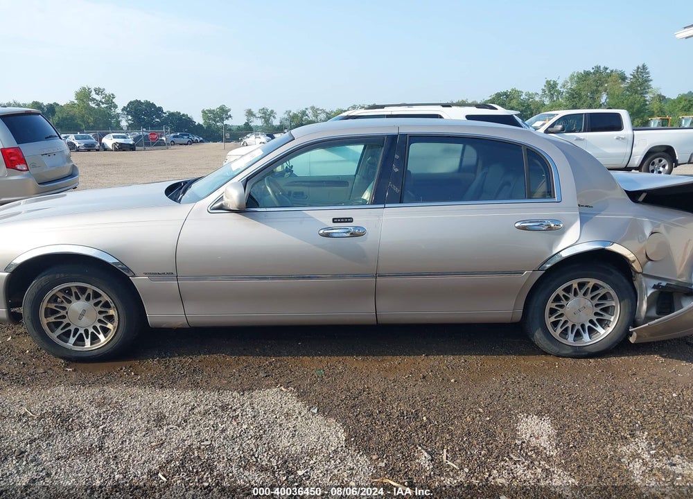 2000 LINCOLN TOWN CAR SIGNATURE VIN: 1LNHM82WXYY813183