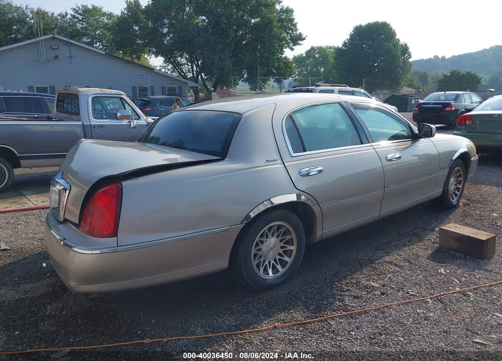 2000 LINCOLN TOWN CAR SIGNATURE VIN: 1LNHM82WXYY813183