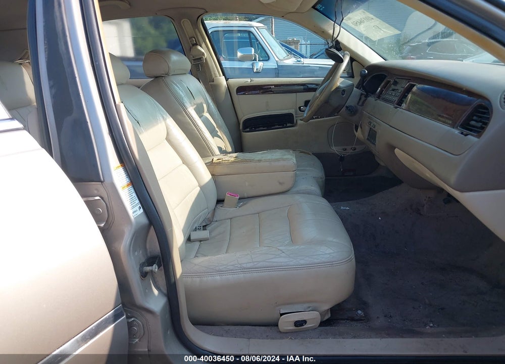 2000 LINCOLN TOWN CAR SIGNATURE VIN: 1LNHM82WXYY813183