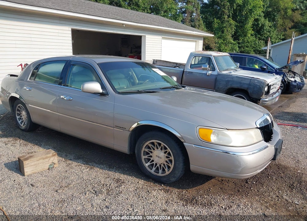2000 LINCOLN TOWN CAR SIGNATURE VIN: 1LNHM82WXYY813183