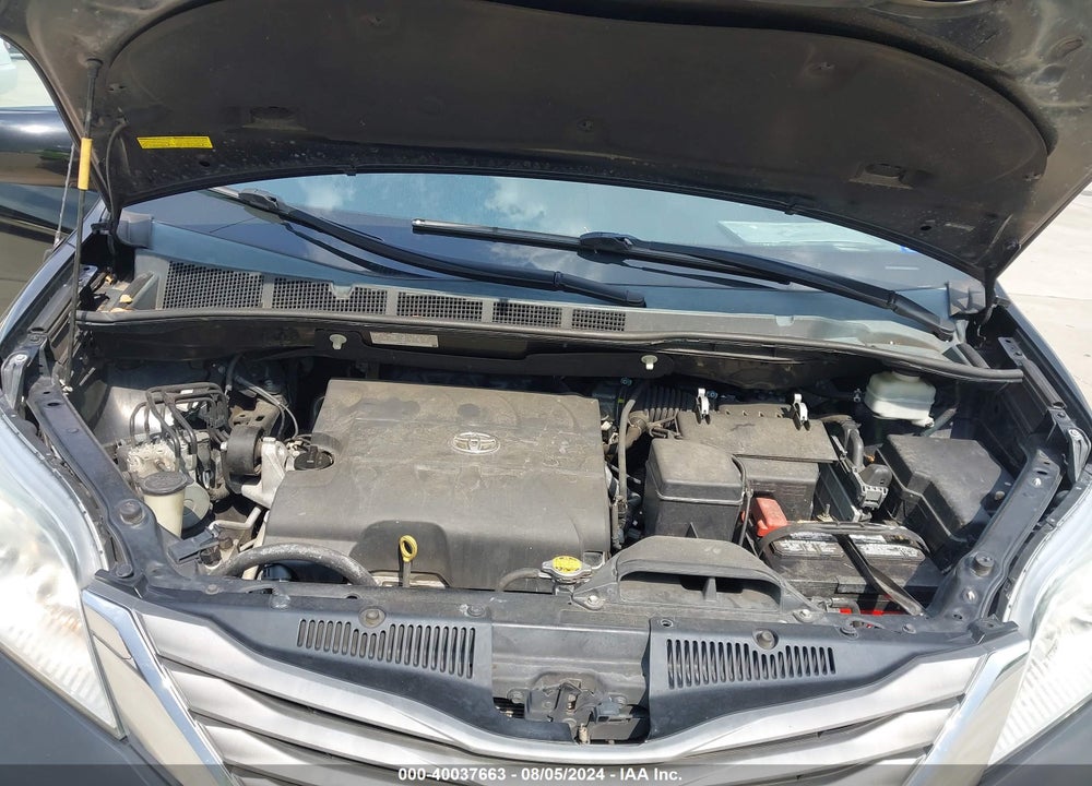2013 TOYOTA SIENNA XLE V6 8 PASSENGER VIN: 5TDYK3DC9DS303235