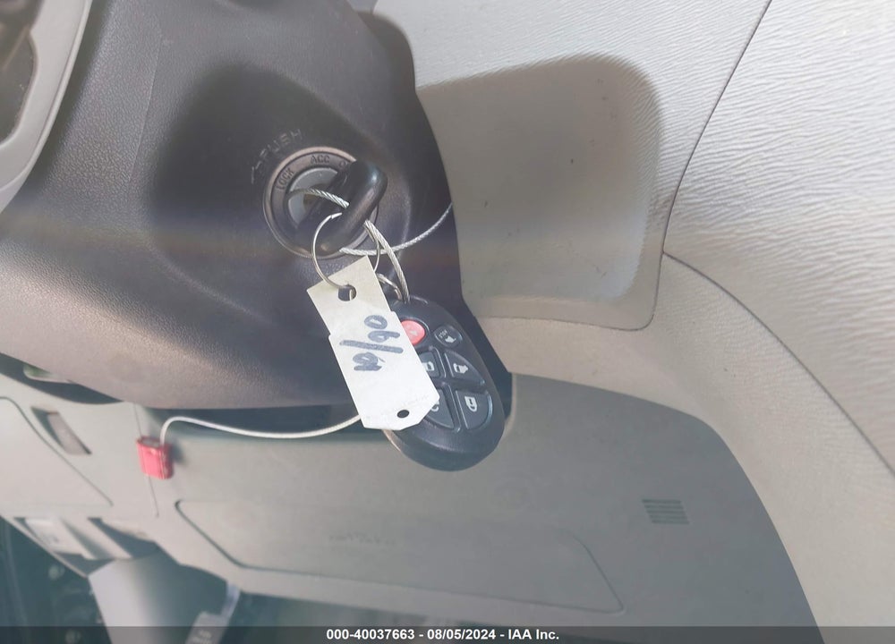 2013 TOYOTA SIENNA XLE V6 8 PASSENGER VIN: 5TDYK3DC9DS303235