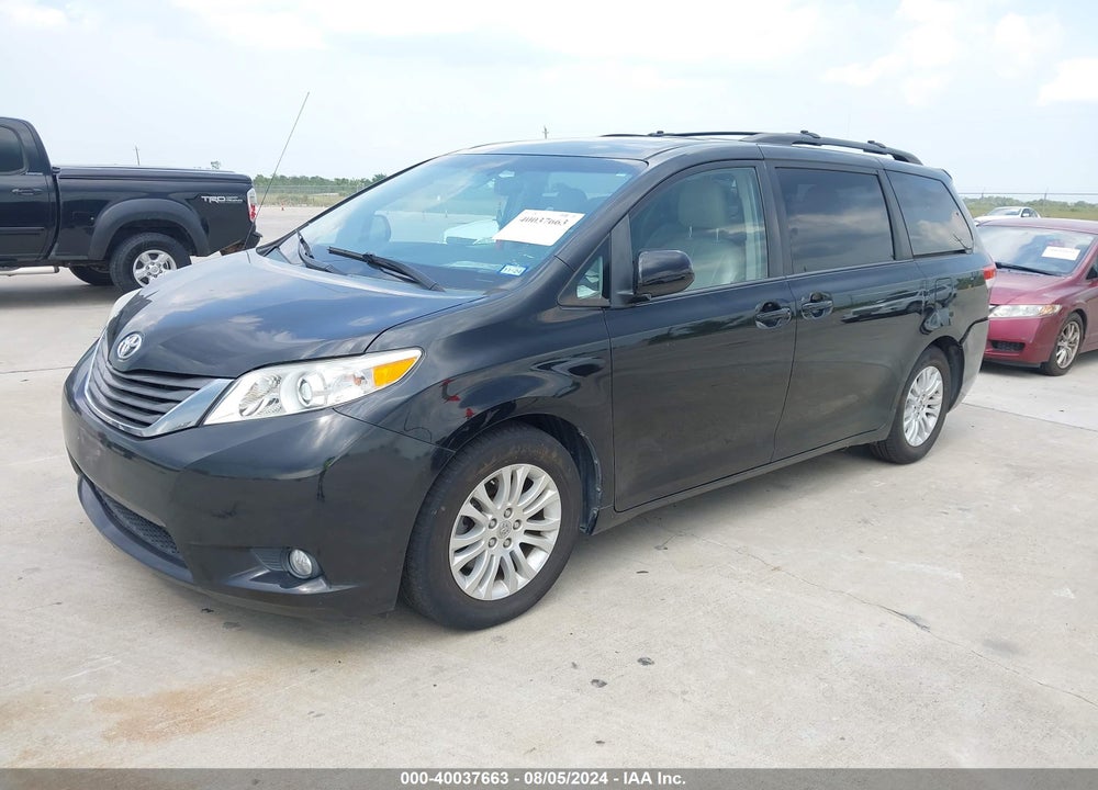 2013 TOYOTA SIENNA XLE V6 8 PASSENGER VIN: 5TDYK3DC9DS303235