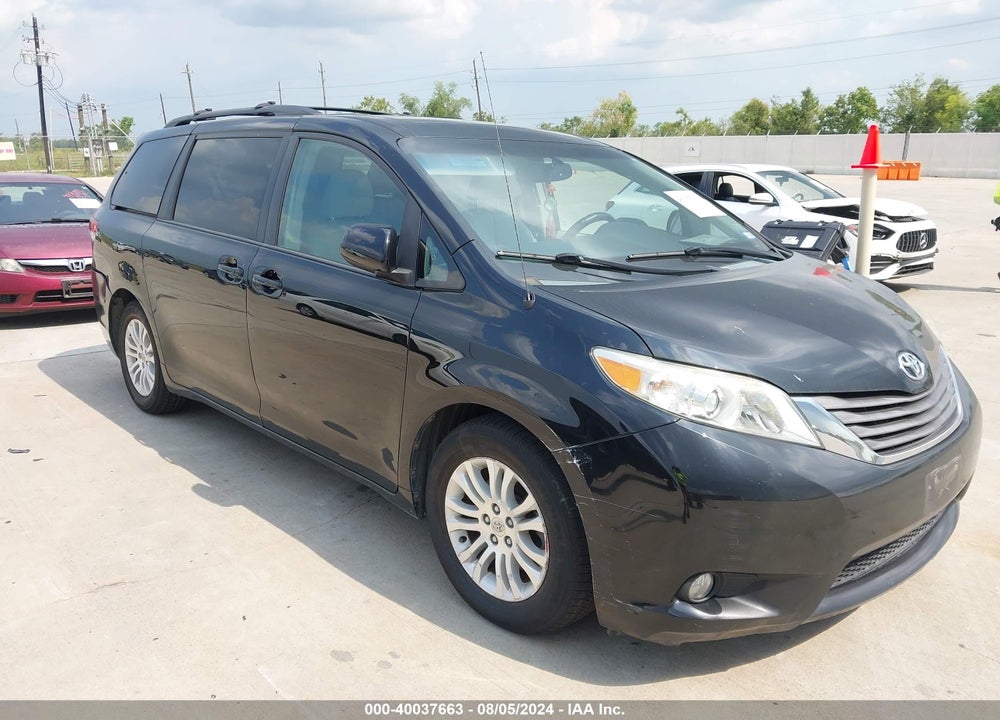 2013 TOYOTA SIENNA XLE V6 8 PASSENGER VIN: 5TDYK3DC9DS303235