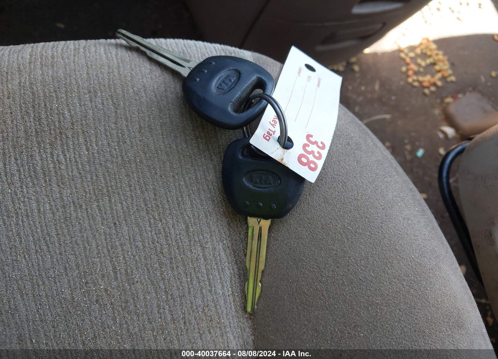 2011 KIA SEDONA LX VIN: KNDMG4C74B6388377
