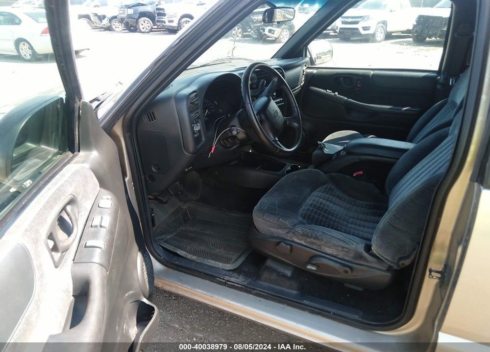 2001 CHEVROLET BLAZER LS VIN: 1GNCT18W11K122138