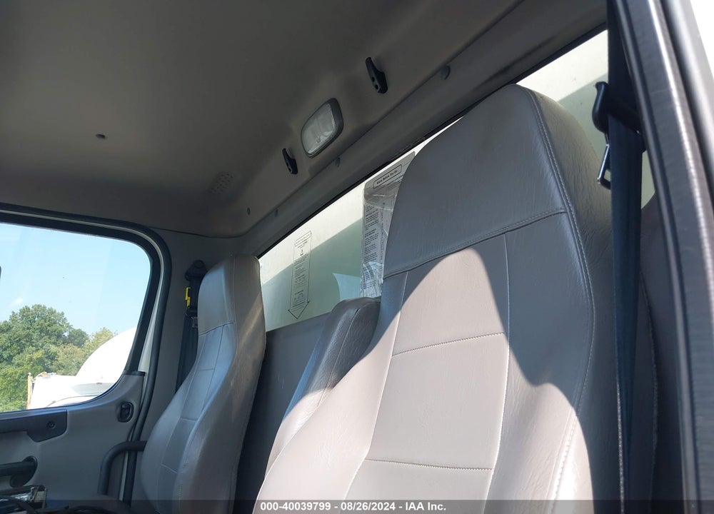2022 FREIGHTLINER M2 106 VIN: 1FVACWFC4NHMV4443