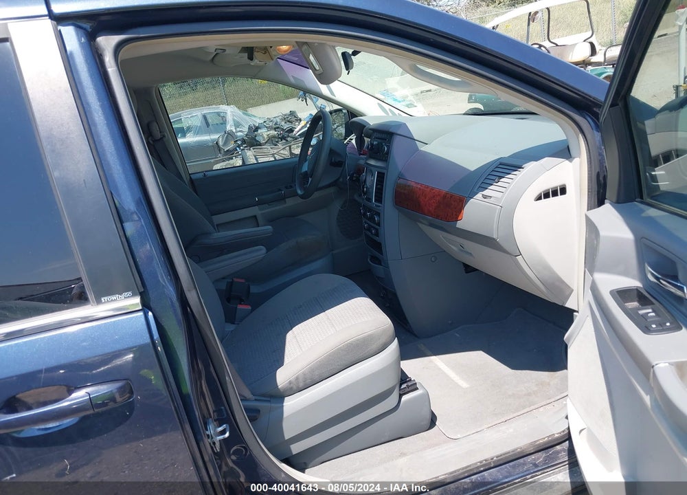 2009 CHRYSLER TOWN & COUNTRY LX VIN: 2A8HR44E09R516408