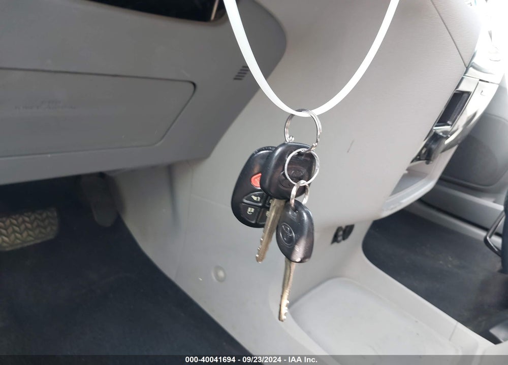 2011 TOYOTA SIENNA SE VIN: 5TDXK3DCXBS031920