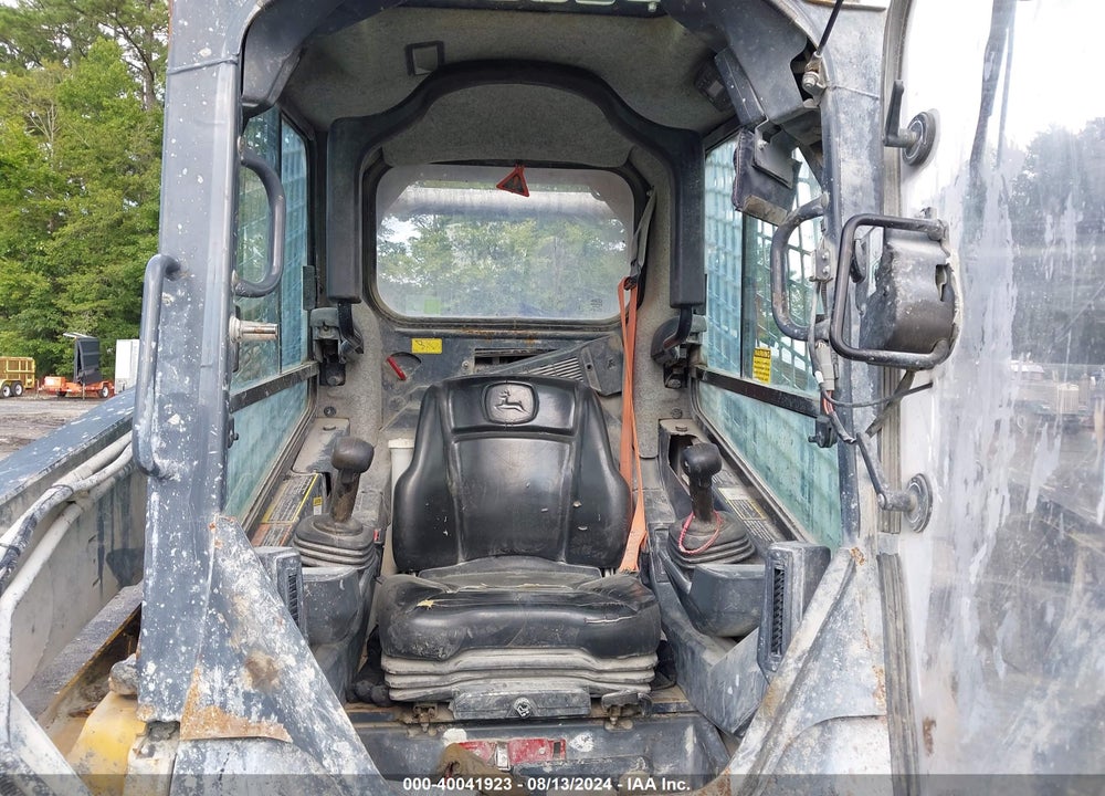2018 JOHN DEERE 330G VIN: 1T0330GKHHF319281