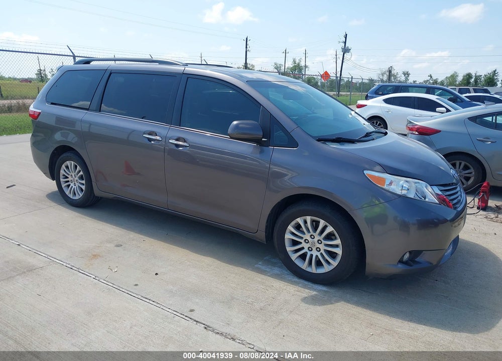 2015 TOYOTA SIENNA XLE 8 PASSENGER VIN: 5TDYK3DC6FS569430