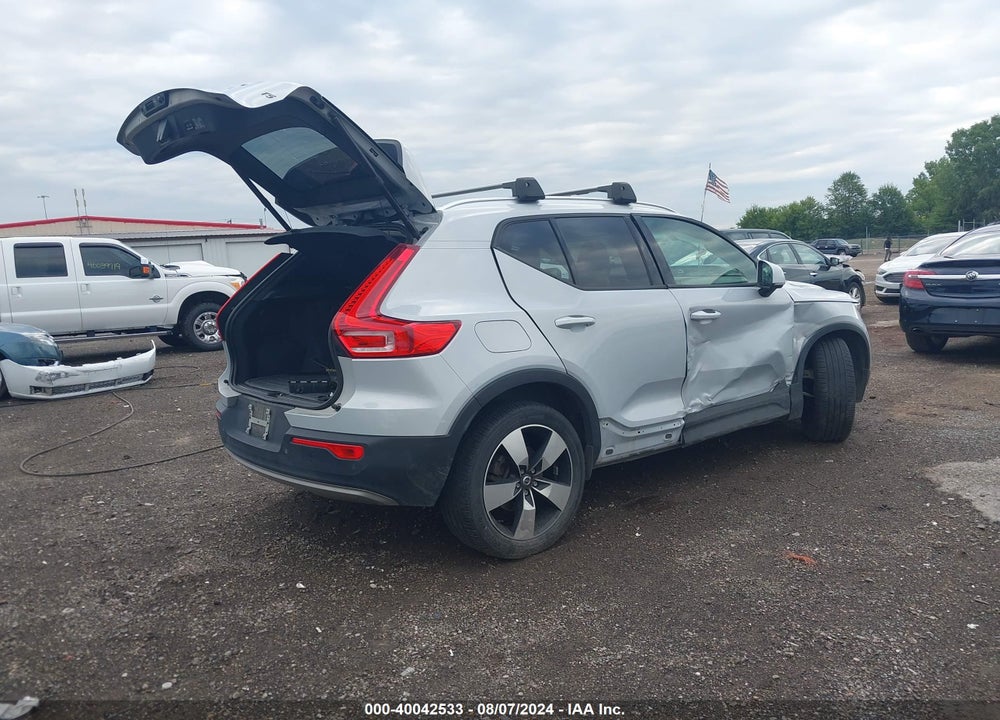 2020 VOLVO XC40 T5 MOMENTUM VIN: YV4162UK8L2316570