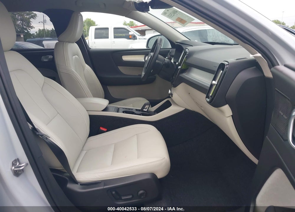 2020 VOLVO XC40 T5 MOMENTUM VIN: YV4162UK8L2316570