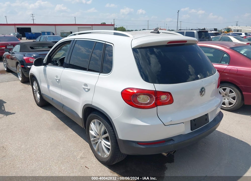2010 VOLKSWAGEN TIGUAN SE VIN: WVGAV7AX7AW501729