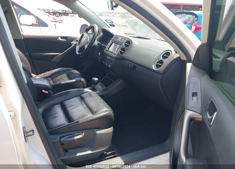 2010 VOLKSWAGEN TIGUAN SE VIN: WVGAV7AX7AW501729