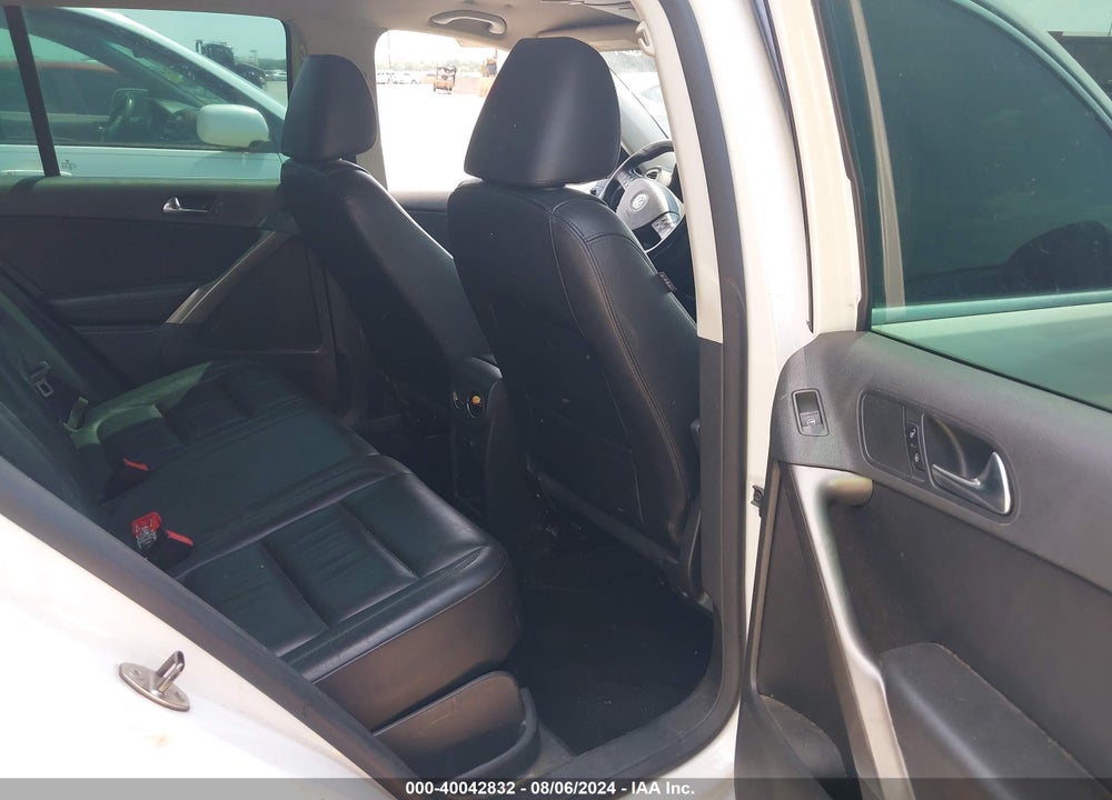 2010 VOLKSWAGEN TIGUAN SE VIN: WVGAV7AX7AW501729