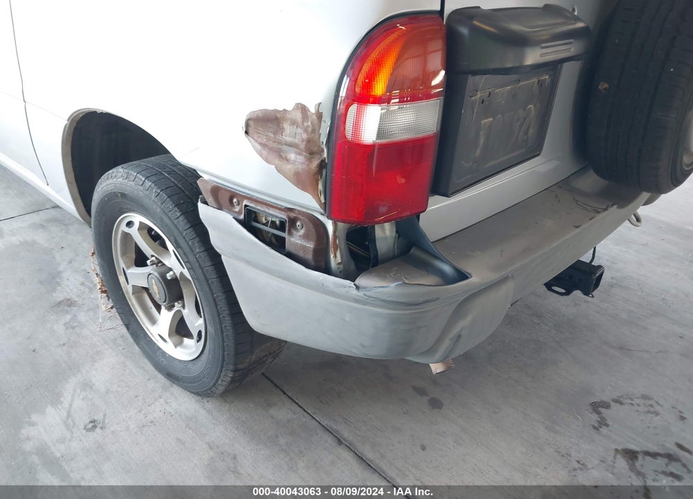 1999 CHEVROLET TRACKER VIN: 2CNBE18C8X6907672