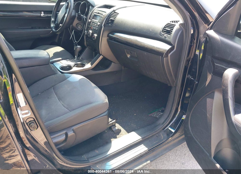 2013 KIA SORENTO LX VIN: 5XYKT3A18DG369911