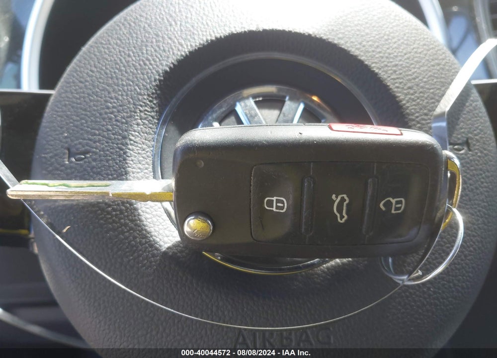 2013 VOLKSWAGEN BEETLE 2.0T TURBO VIN: 3VWVA7AT9DM621256