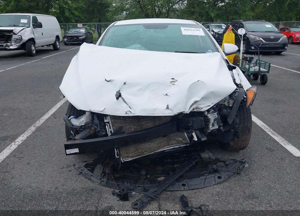 2018 HYUNDAI ELANTRA SEL VIN: 5NPD84LF4JH260293