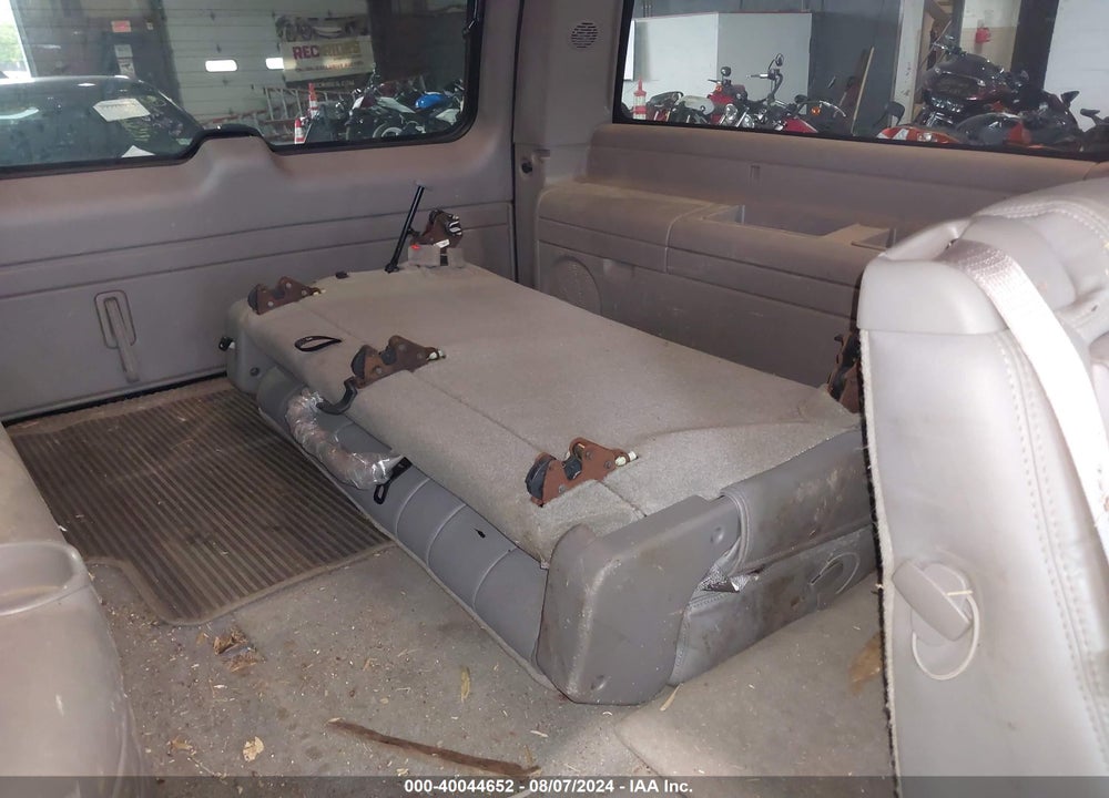 2004 CHEVROLET SUBURBAN 2500 LT VIN: 3GNGK26U44G212147