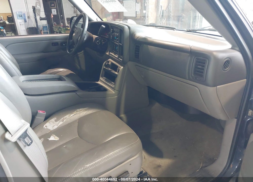2004 CHEVROLET SUBURBAN 2500 LT VIN: 3GNGK26U44G212147