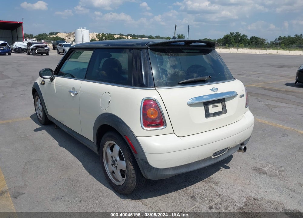 2009 MINI COOPER VIN: WMWMF33589TT68833