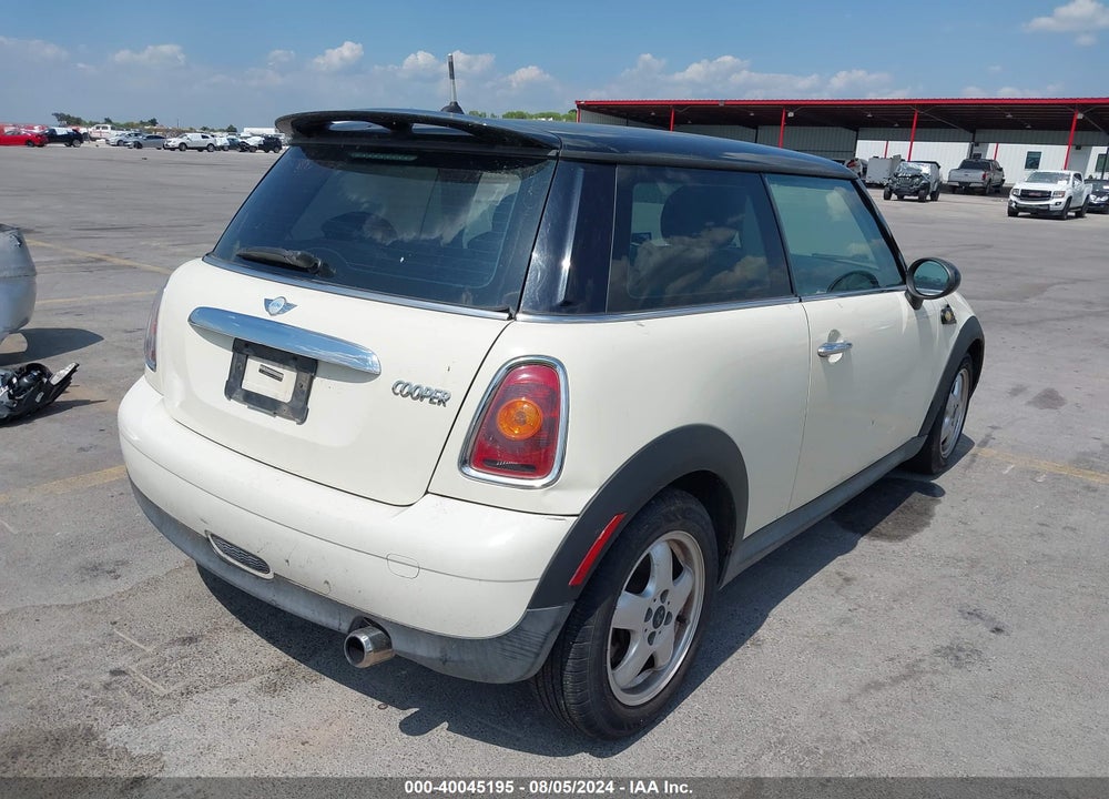 2009 MINI COOPER VIN: WMWMF33589TT68833