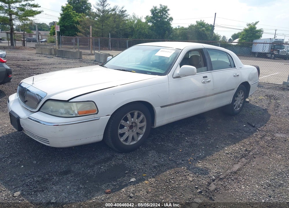 2008 LINCOLN TOWN CAR SIGNATURE LIMITED VIN: 2LNHM82V38X635673