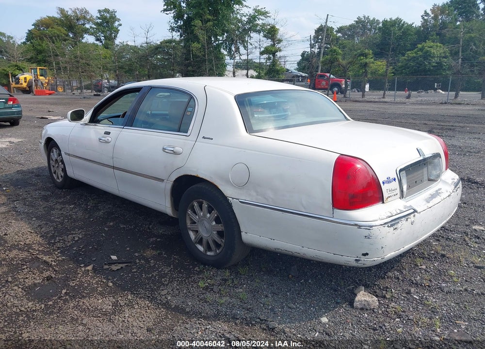2008 LINCOLN TOWN CAR SIGNATURE LIMITED VIN: 2LNHM82V38X635673