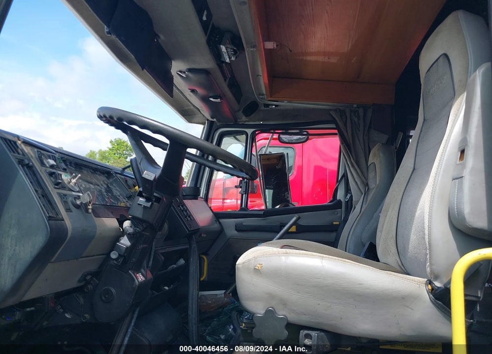 2001 FREIGHTLINER FL106 VIN: 1FVABZB871HF30479
