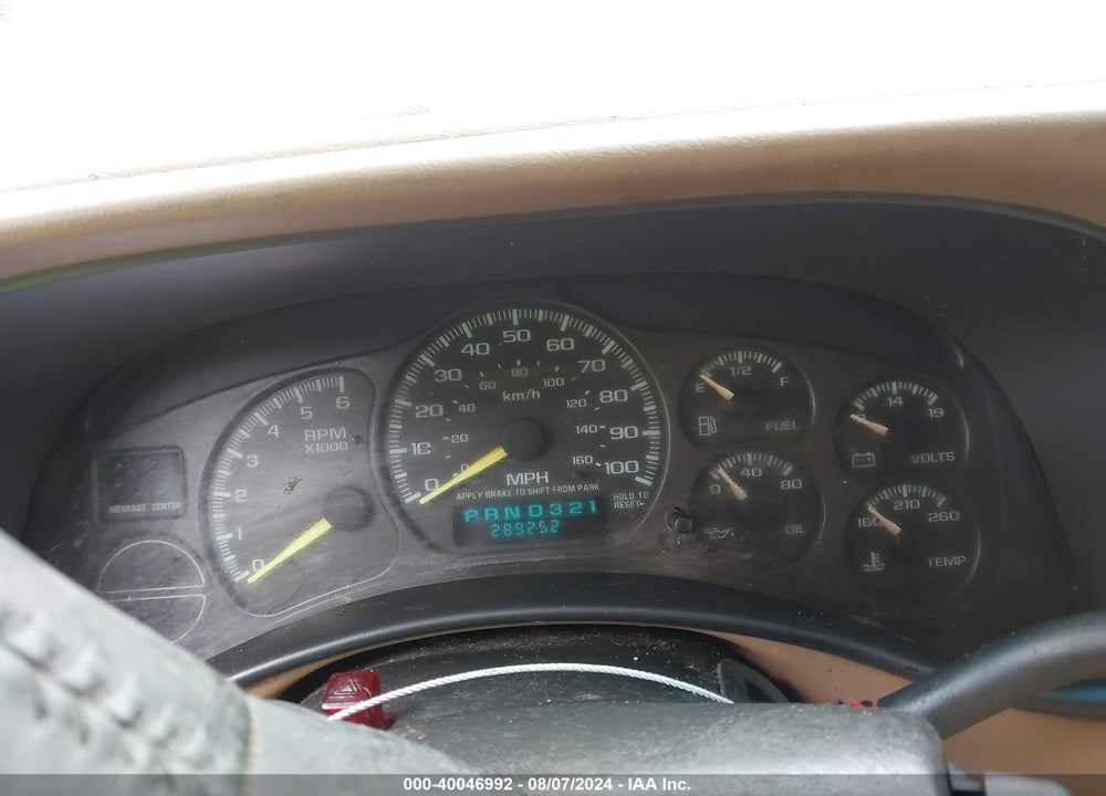 2000 CHEVROLET SUBURBAN 1500 LT VIN: 3GNFK16T0YG138440