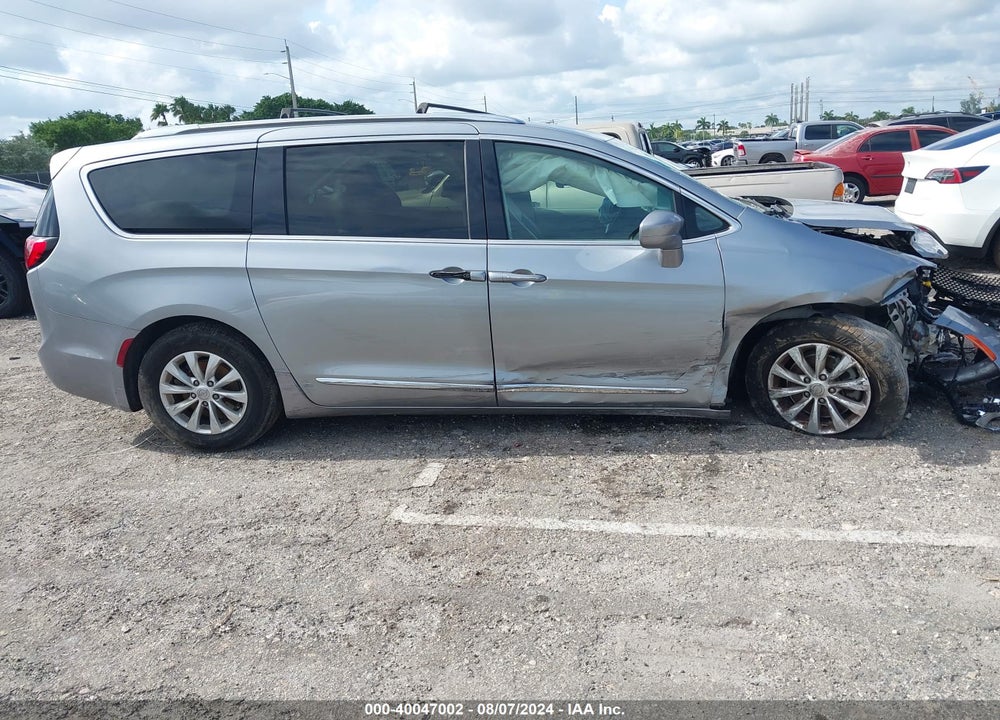 2019 CHRYSLER PACIFICA TOURING L VIN: 2C4RC1BG1KR685472
