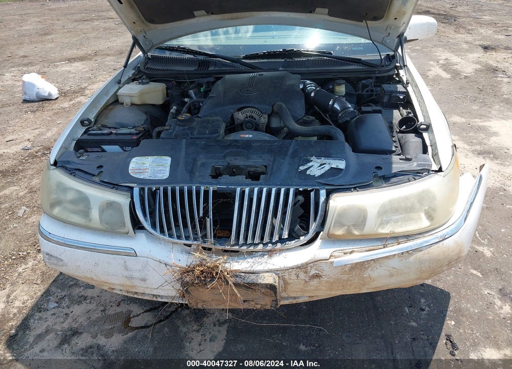 2000 LINCOLN TOWN CAR SIGNATURE VIN: 1LNHM82W4YY887652