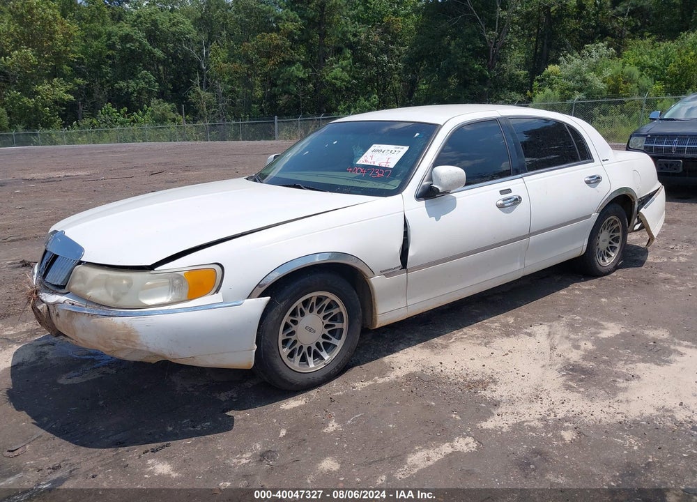 2000 LINCOLN TOWN CAR SIGNATURE VIN: 1LNHM82W4YY887652