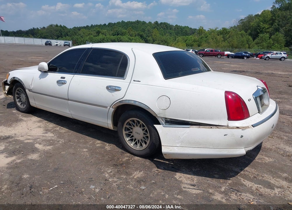 2000 LINCOLN TOWN CAR SIGNATURE VIN: 1LNHM82W4YY887652