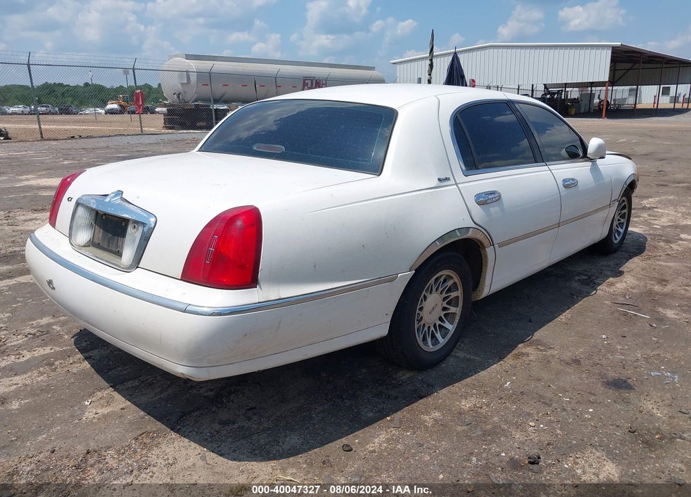 2000 LINCOLN TOWN CAR SIGNATURE VIN: 1LNHM82W4YY887652