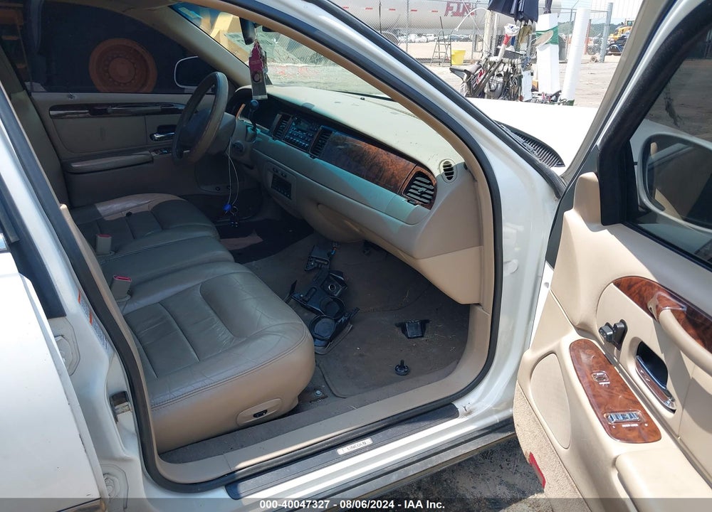 2000 LINCOLN TOWN CAR SIGNATURE VIN: 1LNHM82W4YY887652