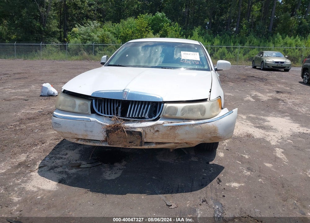 2000 LINCOLN TOWN CAR SIGNATURE VIN: 1LNHM82W4YY887652