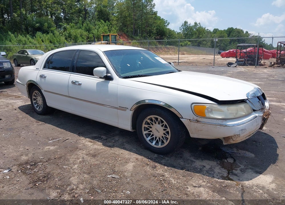 2000 LINCOLN TOWN CAR SIGNATURE VIN: 1LNHM82W4YY887652
