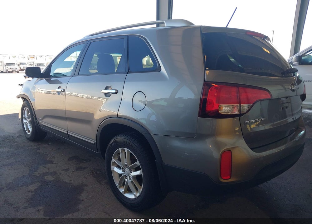 2015 KIA SORENTO LX VIN: 5XYKTDA62FG632253