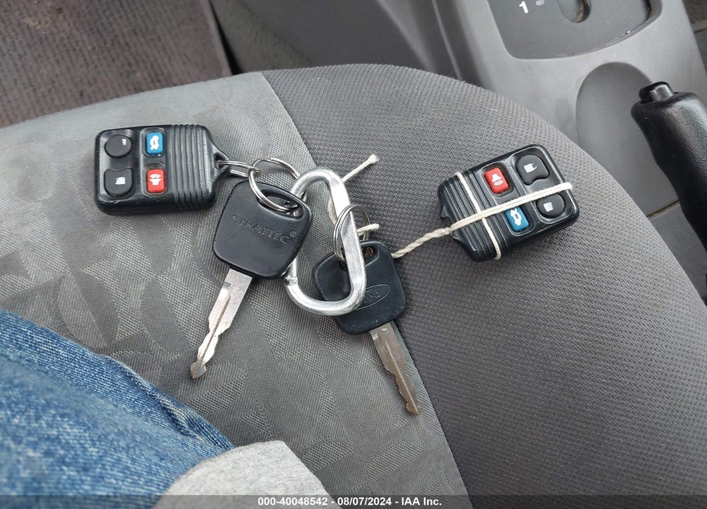 2005 FORD FOCUS ZX4 VIN: 1FAFP34NX5W129287