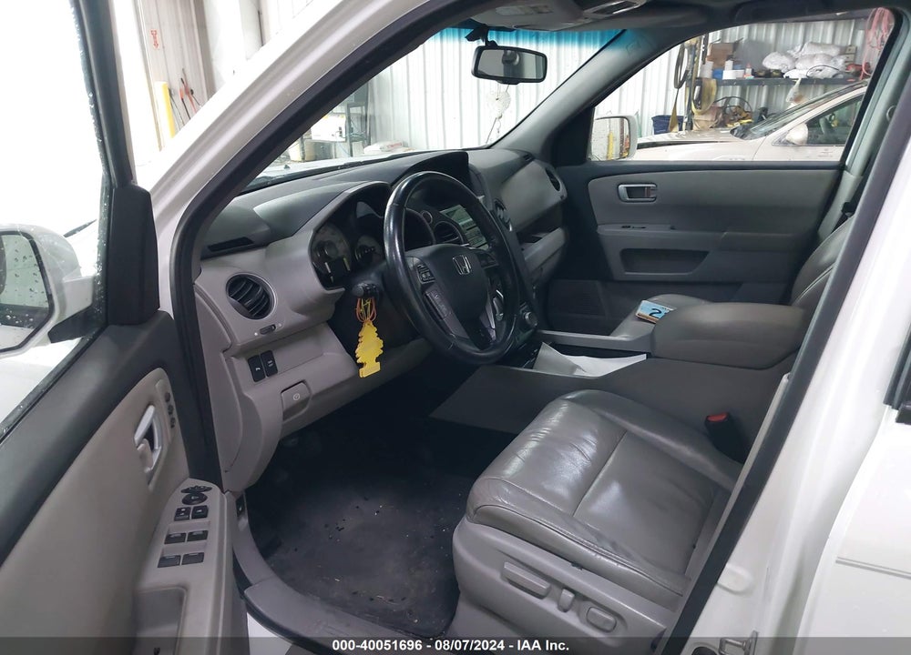 2011 HONDA PILOT TOURING VIN: 5FNYF4H96BB063877