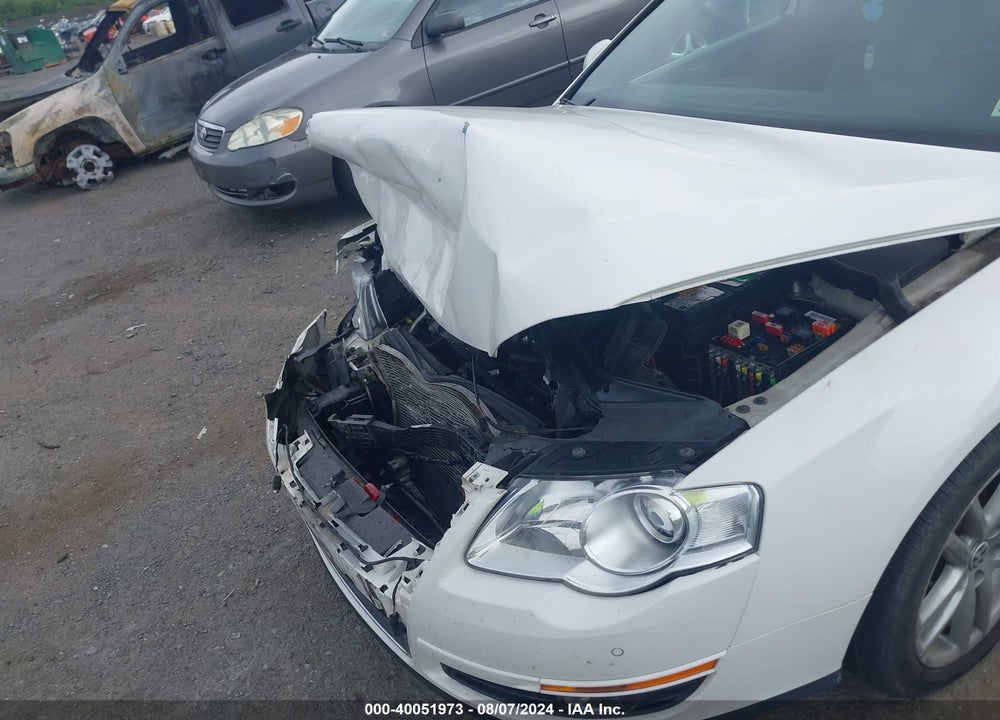 2008 VOLKSWAGEN PASSAT VIN: WVWEK73C88E175108