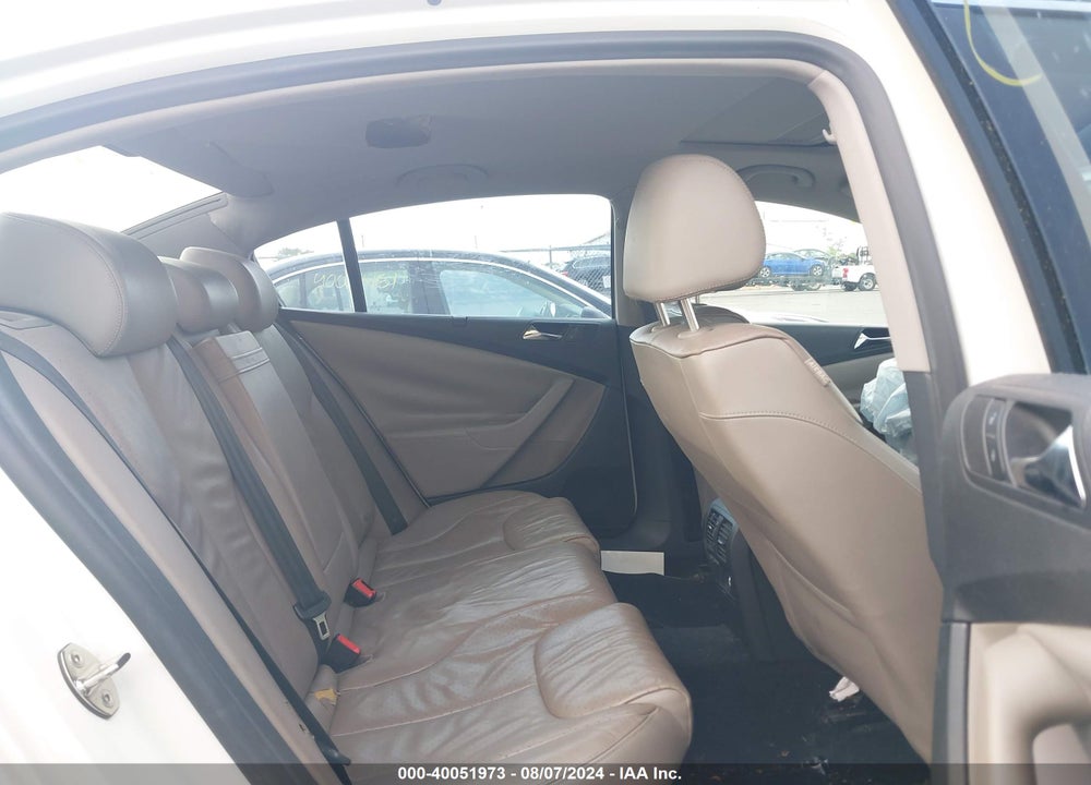 2008 VOLKSWAGEN PASSAT VIN: WVWEK73C88E175108